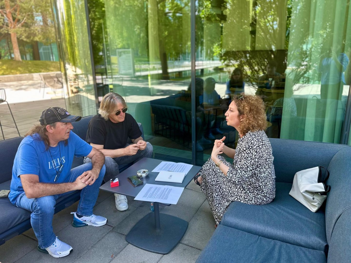 Foto: Dy anëtarë të Elita 5 Arif Zyberi dhe Nexhat Mujovi- Virusi (në të majtë) Majlinda Aliu, kryeredaktore e protalit HAJDE (në të djathtë)